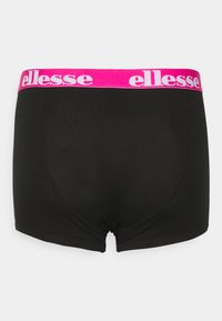 Schwarze Boxershorts mit einem pinken Gummibund, auf dem der Markenname "ellesse" in weißer Schrift steht. Glatter Stoff, enganliegende Passform.