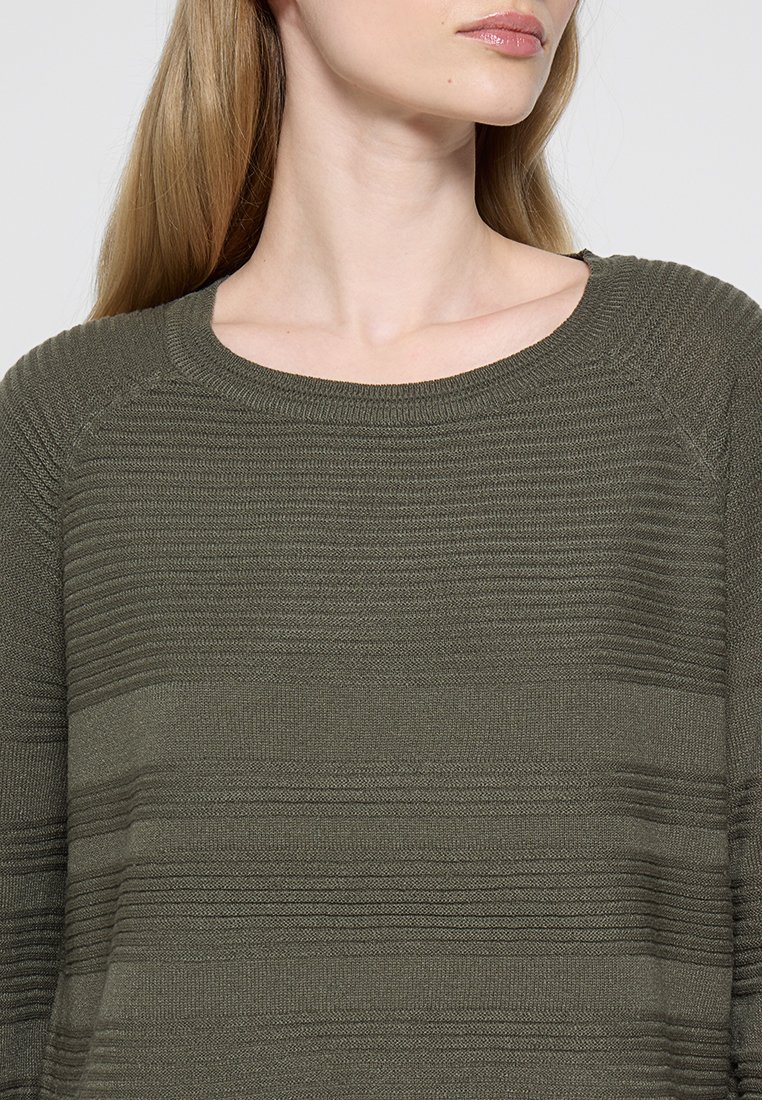 Pullover verde oliva con un motivo a righe testurizzato, colletto a girocollo e maniche raglan, realizzato in un morbido tessuto a maglia.