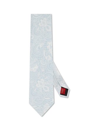 Jasnoniebieski jedwabny krawat z misternym białym wzorem paisley i kwiatowym, z czerwoną metką oznaczoną "100% jedwab Włochy".