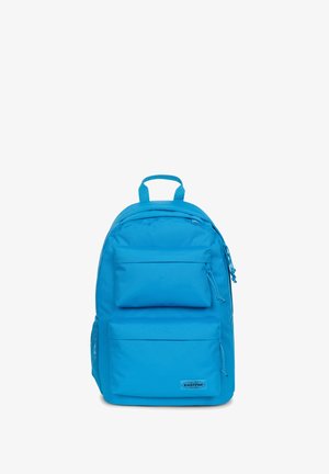 Blauwe stoffen rugzak met twee voorzakken met rits, een bovenste handvat en een zijvak van gaas. Heeft een logopatch aan de onderkant van de voorkant.