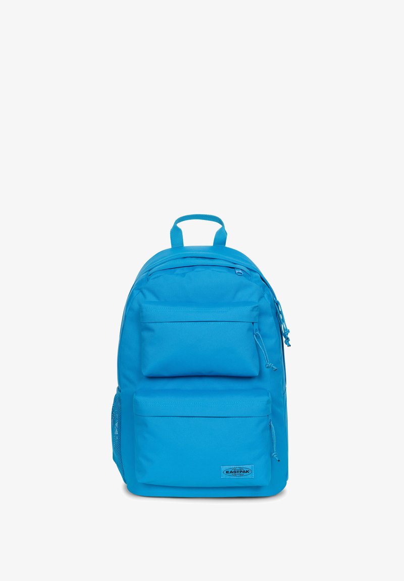 Blauer Stoffrucksack mit zwei vorderen Reißverschlusstaschen, einem oberen Griff und einer seitlichen Netzfach. Mit einem Logoaufnäher an der unteren Vorderseite.