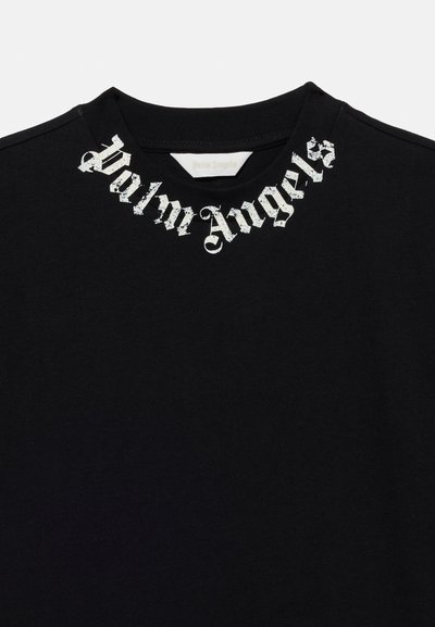 Μαύρο μπλουζάκι με λαιμόκοψη σε στυλ crew-neck και λευκό κείμενο "Palm Angels" σε γοτθικό στιλ τυπωμένο κατά μήκος της γραμμής του λαιμού.