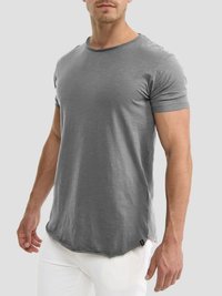 Grijze T-shirt met korte mouwen van lichtgewicht stof, met een ronde hals en een gebogen zoom, voorzien van een klein merketiket aan de zijkant.
