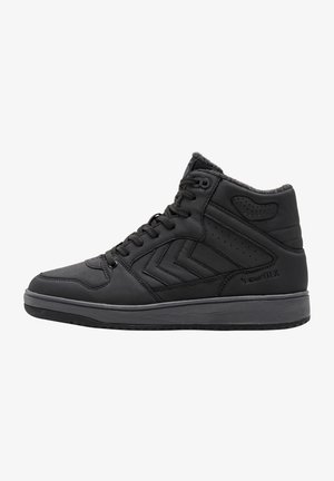 Zwarte high-top sneakers van synthetisch materiaal met een gestructureerde afwerking, voorzien van een vetersluiting, grijze accenten en een gepolsterde kraag.