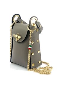 Grau Lederhandtasche mit goldenen Beschlägen, Bienenemblem, Kettenriemen und Nietenakzenten. Sie verfügt über einen Klappenverschluss und einen kleinen italienischen Flaggenanhänger.
