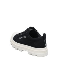 Musta kangaskengät valkoisella kumisella varvasosalla ja teksturoidulla valkoisella pohjalla. Varustettu nauhakiinnityksellä ja "bugatti"-brändillä sivussa.