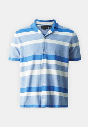 Chemise à manches courtes rayée dans des nuances de bleu et de blanc, avec un col et une patte de boutonnage à cinq boutons ; texture de tissu douce.