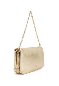 Gouden metallic clutch tas met een gladde textuur, geplooid ontwerp en een ketting schouderband. Heeft een subtiel logo detail aan de voorkant.