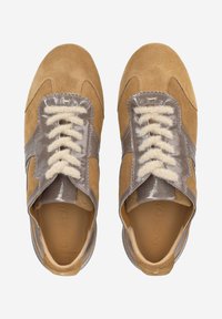 Baskets en suède tan avec des accents gris brillants, des lacets crème et une surface texturée. Bout arrondi et semelle plate pour le confort.