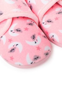 Roze pluizige sloffen met maan- en sterrenpatronen, zacht textuur en een lichte zool. Gesloten te ontwerp met verstelbare banden.