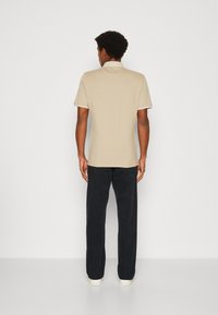 Antony Morato REGULAR FIT WITH MATT FOAM LOGO PRINT - Polo - sand