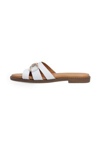 Weißes Leder-Slidesandal mit drei breiten Riemen, versehen mit einem metallischen Schnallendetail. Braune strukturierten Sohle mit gesteppten Akzenten.