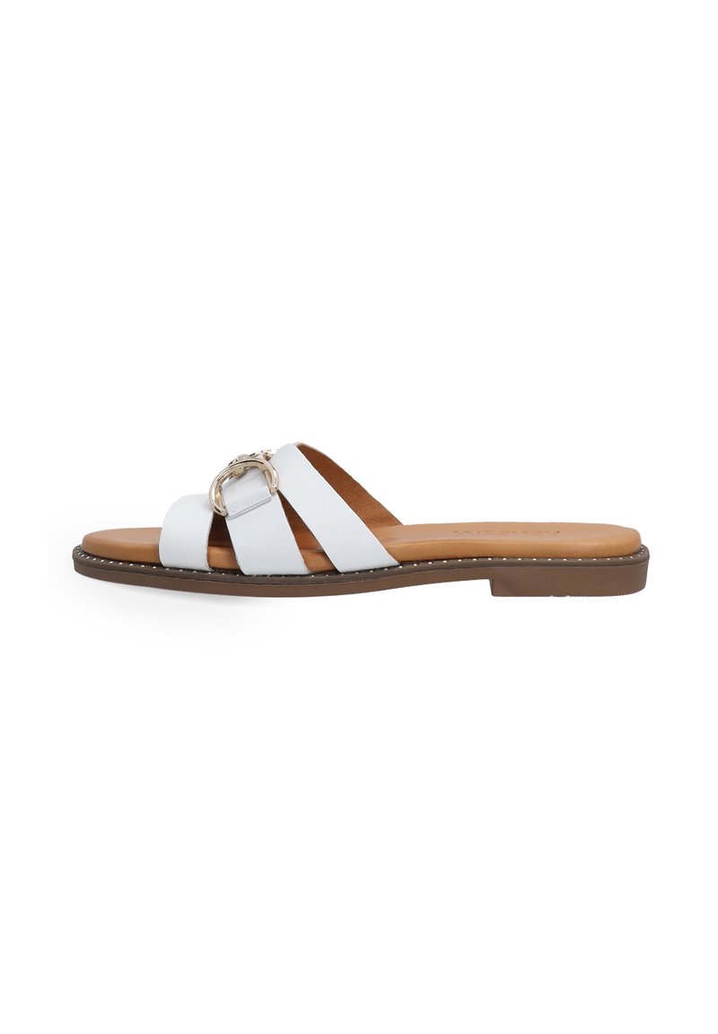 Weißes Leder-Slidesandal mit drei breiten Riemen, versehen mit einem metallischen Schnallendetail. Braune strukturierten Sohle mit gesteppten Akzenten.