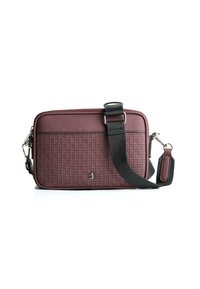 Bordo torbica za crossbody s teksturiranom prednjom stranom, glatkom stražnjom stranom, crnim remenom i srebrnim detaljima. Ima zatvaranje na patentni zatvarač i suptilan logo detalj.