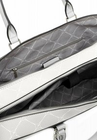 Bolso de mano de cuero blanco con superficie texturada, que presenta cierres de cremallera negros y un interior gris con un patrón y bolsillos adicionales.