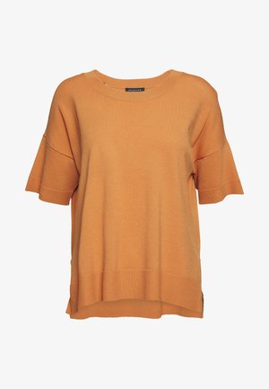Oranžový pletený pulovr s krátkými rukávy, širokým výstřihem a volným střihem. Má žebrovaný lem a boční rozparky pro snadnější pohyb.