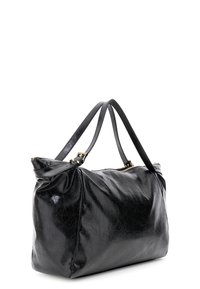 Sac à main en cuir noir avec une texture lisse, fermeture à glissière et deux poignées arrondies. Présente une forme simple et structurée ainsi qu'un design minimaliste.