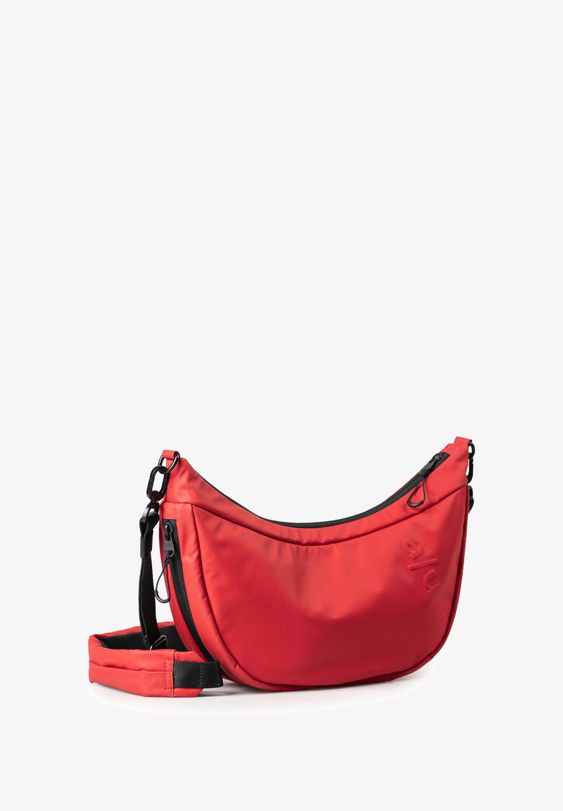 Rote Nylon-Schultertasche mit geschwungenem Design, ausgestattet mit einem schwarzen Reißverschluss, verstellbarem Trageriemen und leicht geprägtem Logo an der Seite.