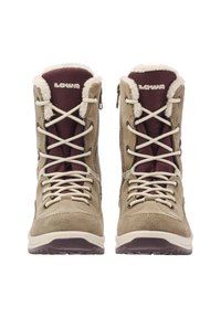 Un paio di stivali in camoscio beige per l'inverno con lacci bianchi, linguetta in rete bordeaux, fodera in pelliccia e cerniera laterale, mostrati frontalmente su sfondo bianco.