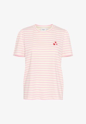 Prajčasta majica iz mehkega bombaža, z ozkimi roza in belimi črtami, okroglo izrezom in majhno vezenino rdečega srca na prsih.