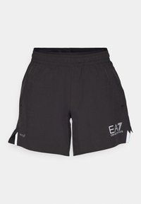 Pantalones cortos deportivos negros con una cinturilla elástica, bolsillos laterales y acentos blancos. Presenta el logo "EA7" y aberturas en el dobladillo para facilitar el movimiento.
