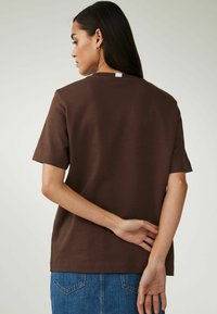 Next HEAVYWEIGHT SHORT SLEEVE CREW NECK STANDARD - T-shirt imprimé - chocolate brown