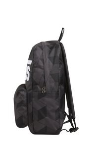 Mochila negra con patrón geométrico, con correas acolchadas, bolsillo lateral y un logotipo blanco prominente. Fabricada en un tejido duradero con un acabado texturizado.