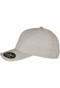 Szürke sapka strukturált kialakítással, lapos szélességgel, texturált anyagból, elöl fekete kör alakú logóval.
