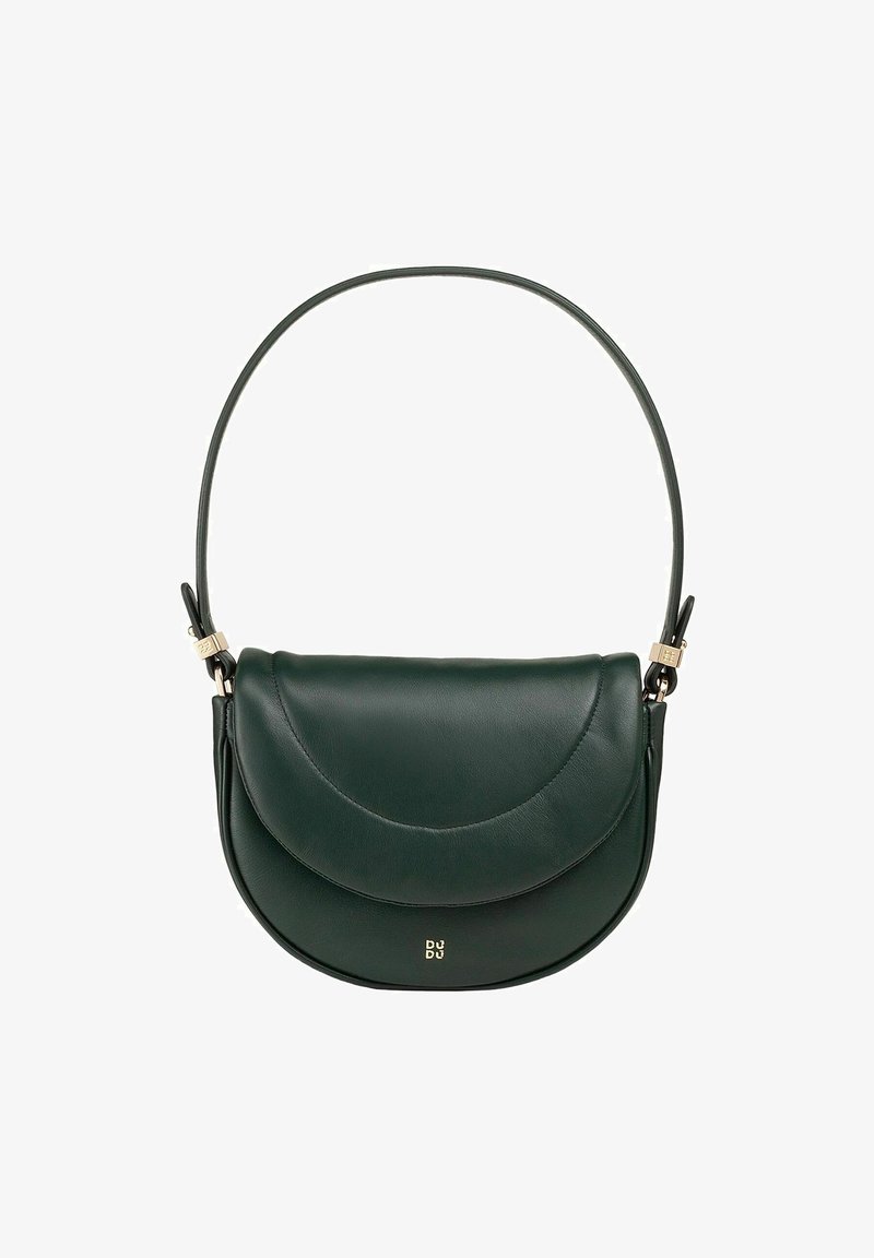Borsa a spalla a mezzaluna in pelle verde scuro con patta curva e tracolla corta, caratterizzata da piccoli dettagli in metallo dorato.