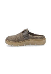 Scarpa slip-on in felt marrone con una fascia accentuata grigia texturizzata, soletta imbottita e suola beige chunky con un motivo a battistrada.