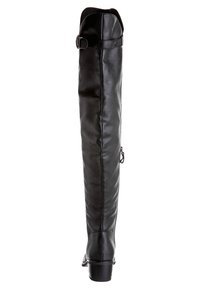 Bota negra hasta la rodilla hecha de cuero suave, con un diseño estructurado, tacón ancho, cremallera lateral y detalle de hebilla ajustable en la parte superior.