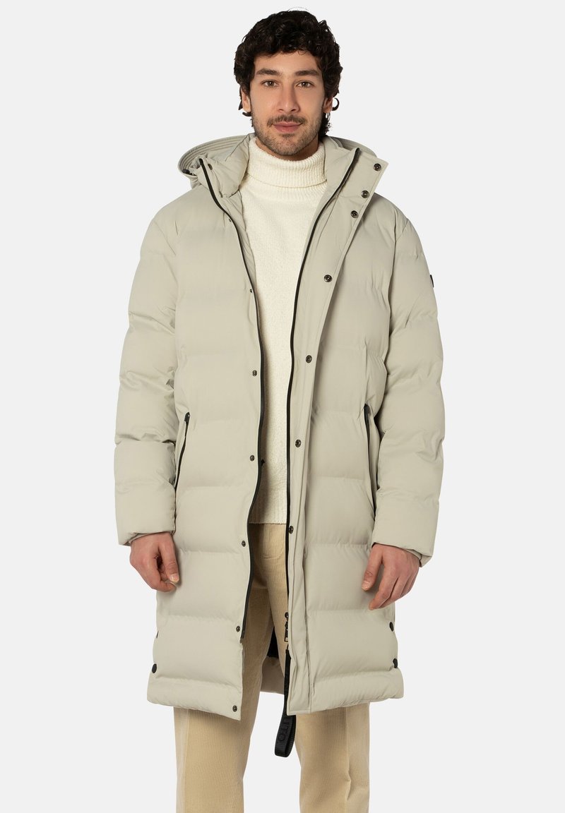 Steppmantel in hellem Beige, mit hohem Kragen, Frontreißverschluss, Druckknöpfen und Seitentaschen; gestaltet mit gesteppten Abschnitten für Isolierung.
