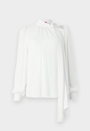 Weiße Bluse mit langen Ärmeln, gefaltetem Stoff an den Schultern, hohem Kragen mit Bindedetail, glatter Textur und elastischen Bündchen.