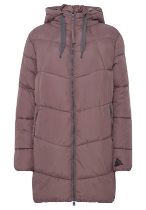 Vadderad kappa i mauve med huva, grå dragkedjor och fram zip-stängning. Har sidfickor och triangelliknande logotypaccents på nedre sidan.