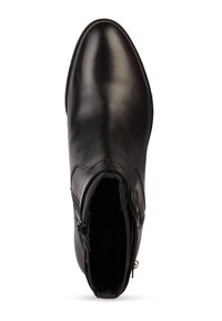 Stivale alla caviglia in pelle nera con texture liscia, punta affusolata, chiusura laterale con zip e cuciture decorative attorno all'apertura.