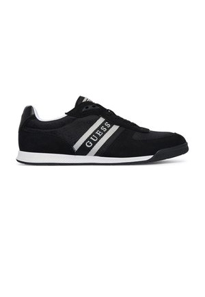 Baskets basses noires avec semelle blanche et rayures grises, avec le nom de la marque "GUESS" sur le côté.
