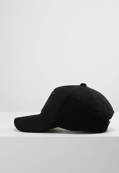 Casquette de baseball noire en tissu, avec une visière incurvée, des détails cousus et des trous de ventilation sur le dessus.