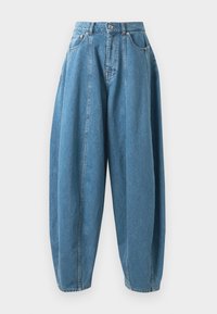 Jeans en denim bleu taille haute, à coupe ample, avec des plis, des poches avant, des passants de ceinture et une fermeture à bouton et à fermeture éclair.