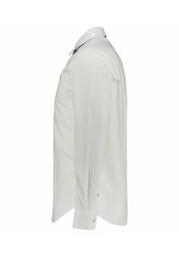 Camicia bianca a maniche lunghe con colletto button-down, dal taglio classico, con una superficie liscia e un logo discreto sul petto.