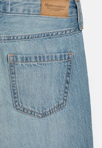 Abercrombie & Fitch ULTRA WIDE LEG - Blugi loose fit - clean light
