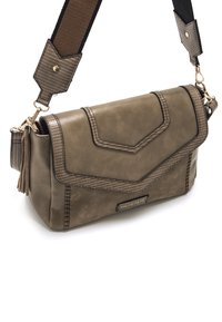 Borsa a tracolla in finta pelle verde oliva con patta decorata, accessori in oro, dettagli con frange e una larga tracolla regolabile.