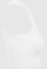 Crop top blanc côtelé sans manches avec un col rond et une coupe ajustée sur un fond gris clair.