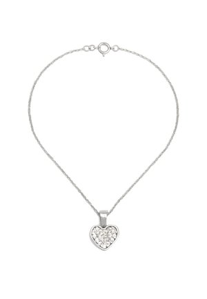 Collana con catena in argento con pendente a forma di cuore incastonato con piccole pietre bianche scintillanti e chiusura a molla rotonda.