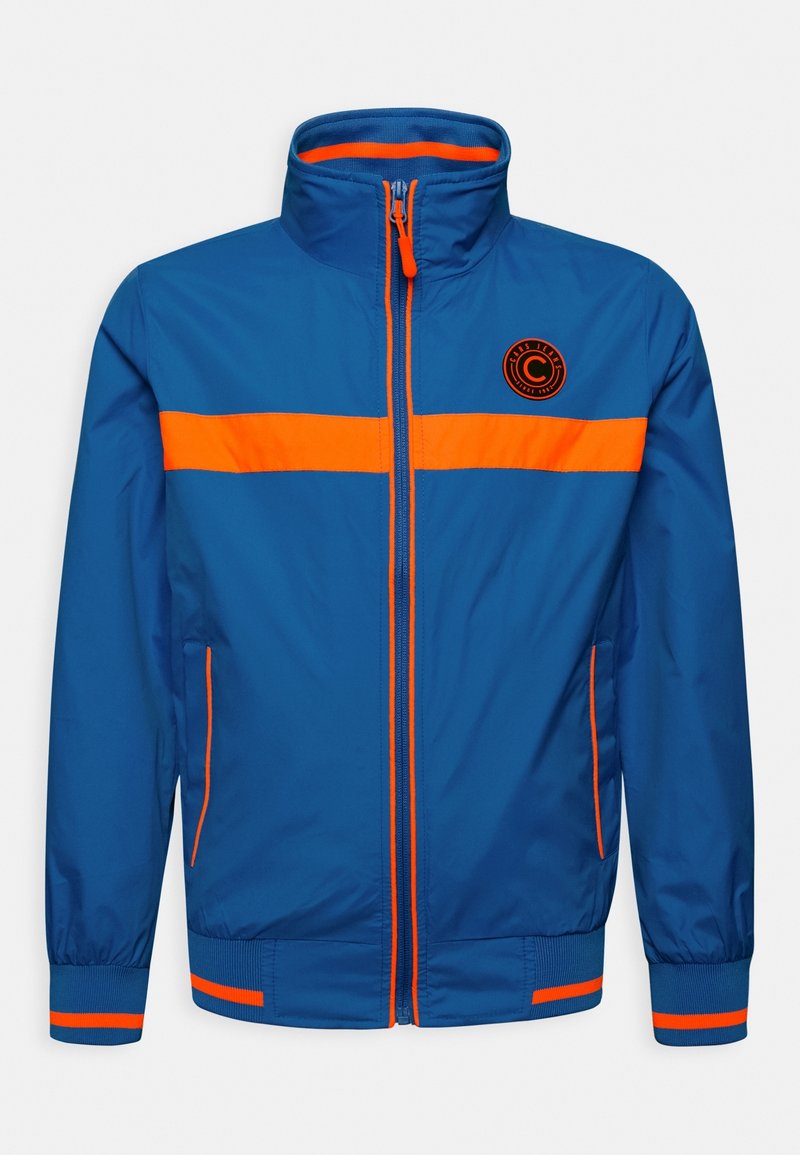 Modrá lehká bunda s oranžovými akcenty, zipovým uzávěrem, vysokým límcem a elastickými manžetami. Obsahuje logo na levé části hrudi a horizontální pruhy.