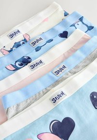 Ensemble de quatre bandes de sous-vêtements colorées avec des graphiques de Stitch. Les couleurs incluent bleu clair, rose, gris et blanc avec des ceintures élastiques.