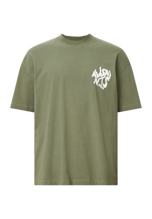 Olijfgroene katoenen T-shirt met een iets losse pasvorm, voorzien van een wit grafisch logo op de linkerkant van de borst en een ronde halslijn.