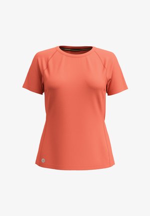 Kortärmad korallfärgad tränings-t-shirt med rund halsringning, tillverkad av fuktavledande tyg, med raglanärmar och en diskret logotypdetalj.