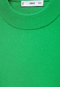 Pull vert côtelé à col rond avec étiquette de marque MNG indiquant la taille EUR-USA S, fabriqué en Chine.