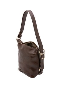 Bruine leren schoudertas met een zachte textuur, een bovenrits en goudkleurige hardware. Heeft een gestreepte binnenkant en een verstelbare schouderband.