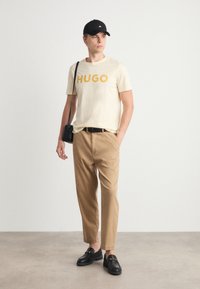 HUGO DULIVIO - Potiskana majica - light beige